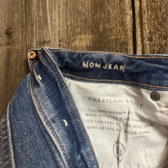 [01] American Eagle | Ripped Mom Jeans - Picture 2 of 7